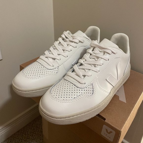 Veja Shoes - NWOT VEJA V-10 leather extra-white women (size 39)